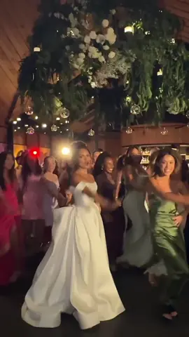 Biggest core memory / movie moment 🥹💃🏽🕺🏽 when the dance you made up with your cousins makes it to the wedding 😅 #wedding #flashmob #weddingdance #beyonce #crazyinlove #trending #viral 