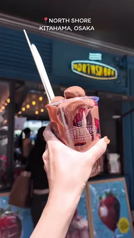 ใครไป Osaka ห้ามพลาด 🍫CHOCOBERRY🍓 อร่อยมาก ฉ่ำมากจนต้องซ้ำ😋 1 cup = 1,300 JPY 📍NORTH SHORE I Kitahama, Osaka 🕤START at 9.30 a.m. Takeaway only (อย่าไปช้านะ เที่ยงก็หมดแล้ว) 🍽️CAFE & DINING open 7:00 a.m. – 6:00 p.m. #OSAKA #Northahore #Chocoberry #japan #tiktokreviews #เทรนด์วันนี้ #tiktokพากิน #tiktokพาเที่ย #รีวิวญี่ปุ่น #รีวิวโอซาก้า #รีวิวที่เที่ยวญี่ปุ่น 