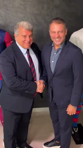 Joan Laporta 🤝🏻 Hansi Flick #fcbarcelona #entrenador #fyp #presentacion #football #laporta #hansiflick #parati #saludo 