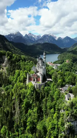 Un château féérique perché sur une colline au milieu de montagnes et de lacs… #chateau #neuschwanstein #neuschwansteincastle #chateaudeneuschwanstein #drone #djimini3pro 