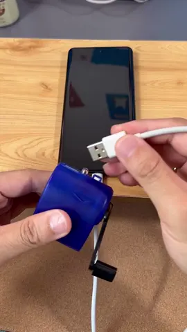 I bought a hand crank charger. It charges very quickly, but it takes a bit of effort to charge the phone. #foryou #iphone15promax #fürdich #iphone15 #charger #fyp 