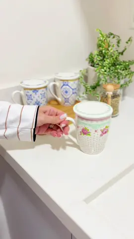 Quem mais AMA um chazinho? 🥰 👉🏼 recebemos 3️⃣ modelos da caneca porcelana com tampa e filtro 310ml Garanta já a sua e se aqueça nesses dias mais frios 💞 #chá #horadochá #canecaporcelana #porcelanas #utilidadesdomésticas #gerbran #oferecendosoluções 