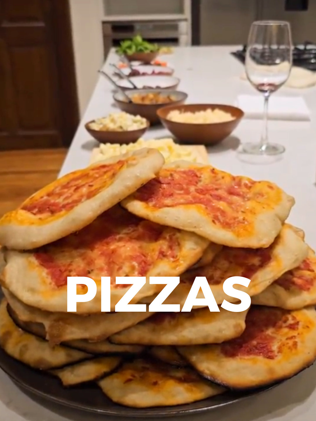 Vinieron mil niños a casa y les hice un PIZZA PARTY, el concepto más noventoso que vas a escuchar en el día 🍕 Hice mi masa de pizza favorita, que lleva entre 24 y 48 horas de leudado en frío y NO la amaso, y rindió mucho nivel: comieron 8 niños, 3 grandes, y me sobraron para congelar y tener 🙌 Para los pibes esto me sirvió para que ellos también se cocinen su propia pizza y puedan combinar los ingredientes que más le gustan (y además se re divirtieron), pero es algo que RE quiero volver a hacer para mi familia y para mis amigues porque podría sumar más toppings que acá no pude hacer (picantes, texturas, etc.) 🍕 Para 30 prepizzas individuales (aprox.) usé: 1,5 lt de agua 15/20g de levadura 1 cda. azúcar Aceite 2 kilos de harina 2 cdas. sal 2 latas de tomate triturado o tomate natural 1kg muzzarella ¿Y PARA LOS TOPPINGS? Todo esto 👇 Papas: 2 papas medianas Cebolla caramelizada: 2 cebollas medianas, aceite Champiñones: Champiñones, aceite, 1 diente de ajo Pipazzo frito: 1 morrón rojo, 1 morrón verde, aceite, 1 diente de ajo, 1 caja o lata de puré de tomate Salchichas: 2 salchichas tipo alemanas Rúcula (2 paquetes) 2 tomates grandes 250g queso roquefort 250g queso parmesano rallado Condimentos: orégano, merken, cebolla deshidratada, romero, tomillo, pimentón ahumado Siento que es algo re mil replicable, que se puede acomodar a las necesidades y los recursos que tengan, y si le metés un poquito de tiempo unos días antes, también te resuelve para que no termines ese día corriendo en la cocina. El verdadero bueno bonito barato y rendidor 😎 Lo hicieron alguna vez?? A los que nacieron antes del 2000, fueron a un pizza party? Me cuentan todo xfa Bai loros aguante cocinar un montón y que quede para congelar y tener 💪 #pizzaparty #pizzaparaniños #cocinaparaniños #comidaparaniños #cenaparamuchos #masaparapizza #recetafácil