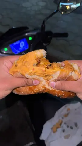 الـسلام علـيكم وهـلا وغـلا👋🏻 عندك المـحار واجـواء الخبزه الجديده الي يخدمو فيها ف قهوتهم اغلب القهاوي زادو الاسعار وقللو ف الكمـيه القهوه هادي زمنيه والبنه متع زمان بدات اجوا تتبيلة الدجاج هيا هيا زادو ف سعر صح لاكن زادو حتا ف حجم الخبزه وداروها للافضل  اجواء وفعالـيات الطابونه عندهم 10/10 لما تكون بالجبنه تليين الدجاج وتنحي الجفاف ل فيه  سعرها11 د  الحجم كويس والعبوه مليحه  مش ديـما التصوير ف السياره اليوم العشـاء ع المطوطو ف النسيمه البارده🤤 مكانهم📍 جزيرة الريحانه بالتحديد قدام الملاح بالزبط  للحجز والتوصيل☎️0946722414 #cupcut #ليبيا🇱🇾 #cupcu #ألوااان_للتوصيل_السريع_الزاوية🛵 #الشعب_الصيني_ماله_حل😂😂 #تقييم #توصيل #الزاويه_العنقاء_ليبيا🇱🇾 #الزاوية #الحرشه💥🖖_صابريه_ابي_عيسى_المطرد #اكسبلور طلعها يا تيك توك✌🏻