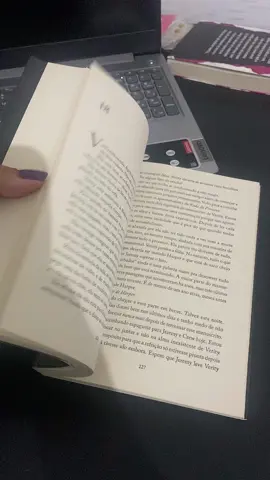 Pq não me avisaram? 🗣️🤯 #book #BookTok #CoHo #bookshelf #colleenhoover #verity #leitura 