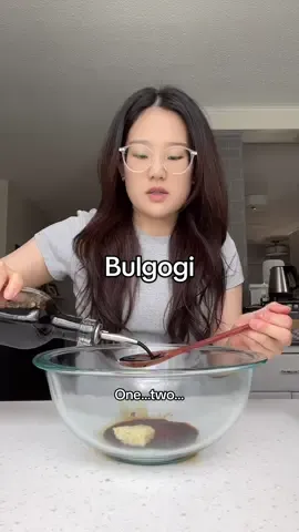 Thank you all for all the love on my last video. 💛 Marinade recipe in video: 	⁃	1 tbsp minced garlic (I’d do about 2-3 usually) 	⁃	4 tbsps soy sauce 	⁃	1 tsp of sugar 	⁃	2 tbsps sesame seed oil (1 tbsp directly over meat) 	⁃	2 tbsp mirin 	⁃	Black pepper (directly onto meat) #koreanfood #cookwithme #bulgogi #koreanbbq #kbbq #koreanamerican #EasyRecipes 