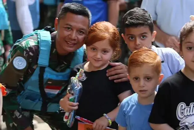 Satgas Yonmek TNI Konga XIII-R/UNIFIL Memperingati World Thyroid Day Dengan Memberikan Keceriaan dan Penyuluhan Kesehatan Kepada Anak-Anak Lebanon Jakarta. Bekerjasama Dengan NGO Al Moustamaa Al Afdal Association yang bergerak dalam kegiatan sosial masyarakat, Satgas Yonmek TNI Konga XIII-R/UNIFIL melaksanakan kegiatan penyuluhan kesehatan mulut dan gigi bagi anak-anak Lebanon yang diampu oleh Letda Ckm (K) drg. Amanda Angger Amelia dalam rangka memperingati Hari Tiroid Sedunia (World Thyroid Day) tanggal 25 Mei 2024 yang merupakan inisiasi dari anggota Federasi Tiroid Internasional pada 25 Mei 2007, kegiatan tersebut bertempat di kantor NGO Suwwanan Lebanon Selatan, Sabtu (25/05/2024).   Komandan Satgas Yonmek TNI Konga XIII-R/UNIFIL Kolonel Inf Ragung Ismail Akbar, S.Sos., M.I.Pol yang turut hadir dalam kegiatan tersebut menyampaikan terimakasih kepada Mr. Wael Ismail Hammadi yang merupakan Ketua dari NGO Al Moustamaa Al Afdal Association, yang telah memberikan waktu dan tempat kepada Satgas untuk melaksanakan kegiatan tersebut. “Saya ucapkan terima kasih kepada Mr. Wael dan tim atas terselenggaranya kegiatan ini, saya harapkan kerjasama ini kedepannya dapat terus dipererat dan dibina untuk dapat melaksanakan kegiatan-kegiatan sosial lainnya,” ungkap Dansatgas. Anak-anak yang mengikuti kegiatan tersebut terlihat sangat antusias, dan keceriaan mereka terpancar dari wajah-wajah yang penuh senyuman dan keakraban. Tim CIMIC Satgas juga membawakan boneka UN yang berjoget dan bergoyang menambah lebar senyum ceria anak-anak yang hadir. Selanjutnya dibagikan pasta gigi dan dan sikat gigi serta stationery untuk anak-anak.  #satgas #UN #lebanon #unifil  #konga #yonmek 