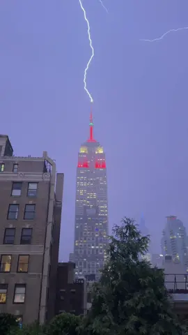 Everyone knew the assignment tonight ⚡️ #whatisnewyork #fyp #foryoupage #nyc #iloveny #empirestatebuilding #storm #lightning #nature 