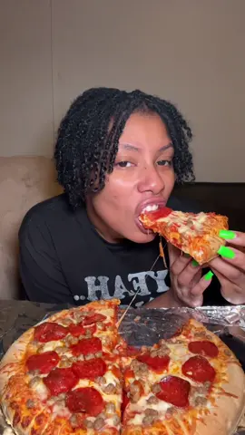 Pizza mukbang! It’s so so good 😩 #pizza #pizzamukbang #mukbang #digiorno #digiornopizza #fyp #foryou #foryoupage #halliesymone 
