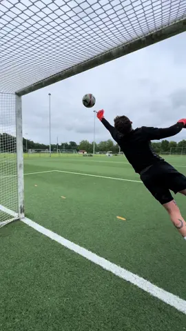 Love this training 😍⚡️ @Sid Louis #goalkeeper #football #goalkeepertraining #fy #fyp #viral 
