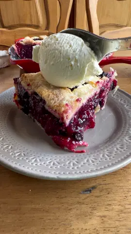 Tarta de frutos rojos Berry pie 🍓 Esta tarta que la original es de cerezas es el típico pie Norteamericano, a mi me enamora. Pode usar los  frutos  rojos que quieras o hacerlo de una sola fruta, te vas a enamorar ❤️ Para una tarta de 20 cm de diámetro  Relleno: 🍓🫐 ✔️600 de frutos rojos congelados o frescos según temporada ( yo congelo fruta en temporada) ✔️150 g azúcar ✔️30 g fécula de maíz disuelta es 1/4 vaso de agua a fría. En una olla a fuego bajo colocar las fruta, el azúcar y dejar descongelar bien, cuando se ve que la mezcla  esta caliente  y largue su jugo colocar la maicena, cocinar a fuego bajo revolviendo por 20 minutos. Colocar en un recipiente, llevar a la heladera hasta enfriar completamente. Se tiene que ver como muestro en el video. Masa: 🥧 ✔175gr de manteca ✔250gr de harina 0000 ✔1 pizca de sal ✔6 cucharadas de agua helada Precalentar el horno a 170C En  En un bol seco agregar la manteca fría cortada en cubos,  y la harina con una pizquita de sal. Con la punta de los dedos arenar hasta que se forme una arenilla, llevar el bol a la heladera por 20 minutos,  Agregarle el agua helada y apretar la masa sin amasar solo unirla rústicamente y dejar reposar en la heladera tapada, Dividir la masa en dos y estirar dos círculos uno debe ser más grande q el otro , el más grande colocar en la tartera, y la otra cortar tiras para el enrejado. Armar la tarta en un molde lindo que irá a la mesa, o podes desmoldar sin problema. Colocar la masa en la base, emprolijar los bordes, colocar el relleno y cubrir tipo enrejado. Espolvorear de azúcar la tarta y llevar al horno por 1 hora. Si vas a desmoldarla enfriarla muy bien. #cherrypie #berrypie  #piedefrutosrojos #tarta #pie #tartas #berrys 