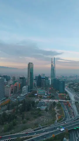 Así amanece Santiago de Chile 🇨🇱,  Sky Costanera y Torre Titanium #amanecer #skycostanera #costanera #santiago #chile #fyp #djimini4pro #drone #providencia #vitacura 