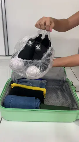 Vai viajar no feriado? ✈️☀️ Se liga nessa dica pra guardar os sapatos na mala!  #gocase #lovegocase #mala #viagem #dica 