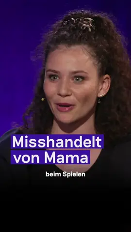 CN: Häusliche Gewalt 
 Bis sie neun Jahre alt war, hat Betty Taube bei ihrer alkoholkranken, gewalttätigen Mutter gelebt. Anschließend ist sie in einem Heim großgeworden.  Und obwohl ihre Mutter sie misshandelt hat, liebt Betty sie von ganzem Herzen. Warum sie trotzdem denkt, dass es ihre Rettung war, ins Heim gekommen zu sein, wie sie ihre traumatische Kindheit verarbeitet hat und warum sie sich an mehrere Wochen ihrer GNTM-Teilnahme nicht mehr erinnern kann, das seht ihr in der @ARD Mediathek. Link in unserer Bio! 
