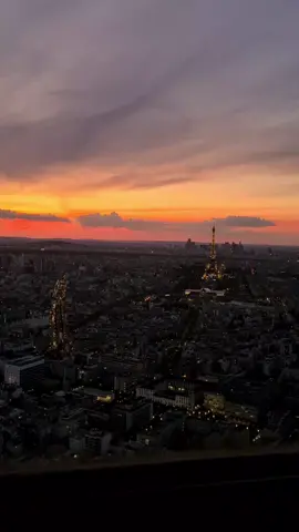 Eiffel tower + sunset = perfect view ✨️🎥 #paris #toureiffel #eiffeltower #france #sunset #view #Lifestyle #asthetic #vacation #viral #foryoupage #fyp #foryou #vibes 