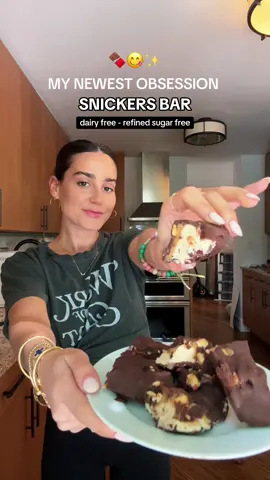 You’ve got to try this high protein snickers bar!! You'll need: Ice cream layer: 1 cup coconut milk ¼ cup organic creamy peanut butter 2 top pure maple syrup Peanut butter layer: ½ cup organic creamy peanut butter 2 top pure maple syrup peanuts Coating: melted dark chocolate chips Freeze for about an hour in between each layer and enjoy! Got this recipe from @Lindsay Keosayian 🫶🏻 #viralrecipes #healthyrecipes #easyrecipes 
