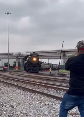 ¡YA ESTÁ EN MÉXICO! Este jueves pasó por Nuevo Laredo el tren de vapor Empress 2816 para continuar su recorrido hacia el sur de México, el tren tuvo una parada en la ciudad de Laredo, Texas y cruzó hacia la frontera tamaulipeca, esto como parte de su recorrido de aniversario. Este tren salió de Calgary, Canadá y se dirige a la Ciudad de México y pasará por algunos municipios de Guanajuato, se preve que pasará en territorio guanajuatense el 3 o 4 de junio, en cuanto tengamos la fecha exacta se las haremos saber. #guanajuato #parati #viral 