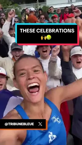 You’ve got to love the Roland Garros atmosphere 🙌🇫🇷 Chloé Paquet celebrates with her fans after beating Kateřina Siniaková 🎾 #Tennis #WTA #ChloePaquet #RolandGarros #FrenchOpen 