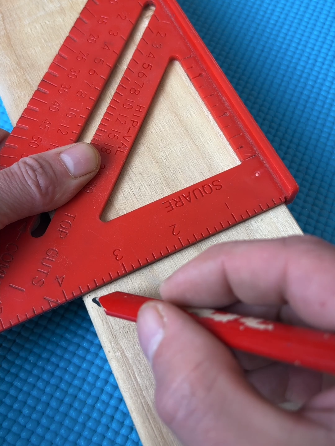 Marking TIP and Roller TIP #tipcentric #tips #tipsandtricks #tools #DIY #workshop #LearnOnTikTok #worksmarternotharder #painting #decorating #woodworking