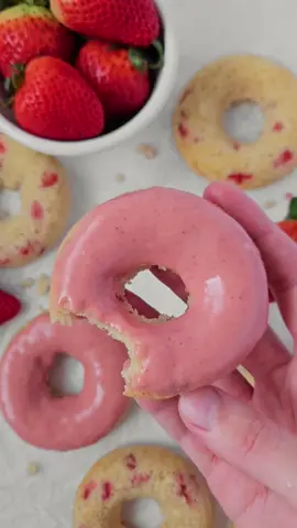 Baked Strawberry Donuts 🍓 #donuts #strawberrydonuts #bakeddonuts #cakedonuts 