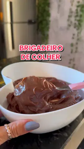 Sinal pra você fazer um belo BRIGADEIRO DE COLHER e ir assistir um filminho 🍫🍿🎞️ • 1 cx de leite condensado • 1 cx de creme de leite • 1 colher de manteiga  • 100g de chocolate meio amargo  (deixo no fogo médio pra alto até borbulhar e já tiro)  Depois é só curtir essa delicia 🤤🍫🎞️ QUEM AMOU E VAI FAZER?! 🫶🏻 #brigadeiro #brigadeirodecolher #brigadeirofacil #brigadeiromole #brigadeirorapido #chocolate #feriado #receitadebrigadeiro #brigadeiromeioamargo 