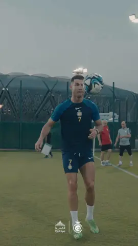 Cristiano always has time to teach his teammates a trick or two 🌟 #AlNassr #SportsOnTikTok #النصر #fyp #foryoupage #Ronaldo #رونالدو 