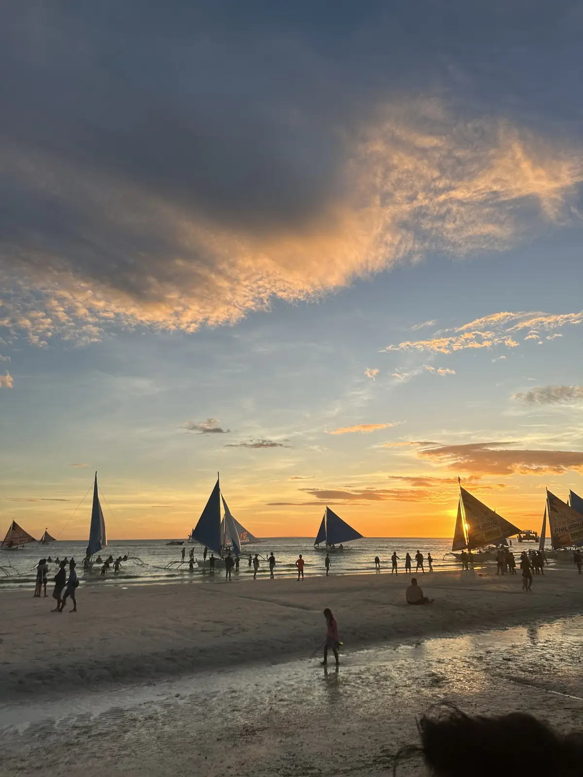 It really is a must visit place here in the Philippines ✨I definitely wanna go back ❤️ Sunset, helmet diving and snorkeling was my fave part, it will make you say “Lord you really are an amazing creator, what a beautiful world you created” I had fun doing water activities, eating different foods, swimming and taking pictures. #boracay #travel #philippines 