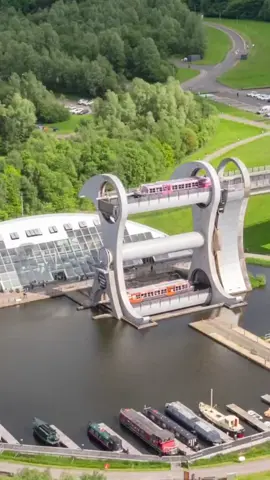 👀🌐 The Falkirk Wheel in Scotland is a rotating boat lift that links the Forth and Clyde Canal to the Union Canal.💥 ➡️This is how it works! ⚠️