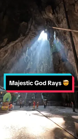 One of the best God Rays I’ve ever seen 😳 #travel #malaysia #batucaves #kualalumpur #fyp 
