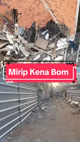 Maaf, ini bukan di lokasi perang, melainkan lokasi yang diekseskusi Juru Sita Pengadilan Negeri (PN) Jakarta Barat  #beritahariini #news #beritatiktok #pengadilan #CapCut #pengadilannegeri #jakartabarat #jakartakeras #jakartacity #kenabom #jurusita #eksekusi #eksekusirumah #warga #wargajakarta #fyp #fypシ゚viral #fypage #wargatiktok #satpolpp #polisi #wargajakartadigusur #manggabesar #manggabesar1 #viral #viralvideo #viraltiktok #penggusuran #beritajakarta  #penggusuranrumah #tamansari #tuantanah #seputarberita 