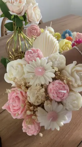 Aujourd’hui on prepare ensemble la commande d’Elsa. Elle a pris ce bouquet pour offrir a la nounou de son fils. #candle #candles #bouquet #cadeau #cadeaux #gift #giftideas 
