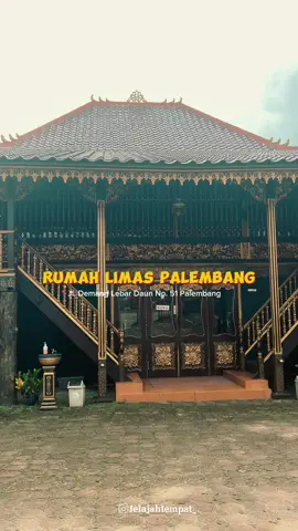 Salah satu destinasi Wisata Di Palembang✨ Rumah Adat Palembang. Oh iya kalian bisa berfoto dengan baju adat lengkap dengan aksesoris disini juga bisa di makeup dan juga ada fotografernya, selain itu kalean bisa priwed disinii juga😍✨ 📍Rumah Limas Demang, Jl Demang Lebar Daun No. 51 Palembang (sebrang RS Bunda)  Open 09.00-17.00 HTM masuk 10k #rumahlimas #rumahlimasdemang #objekwisatapalembang #gedungnikahpalembang #palembangcity #nikahanpalembang #khaspalembang #rumahadatpalembang #indonesia #destinasipalembang 