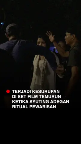 Saat syuting adegan ritual pewarisan, salah satu cast film Temurun mengalami kesurupan sampe teriak-teriak! 😱 Ada apa dengan dia? 👀 #Temurun 