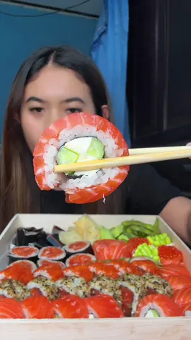 Lagi ngidam sushiiii!! Daebak!! #sushisalmon #mukbangeatingshow 