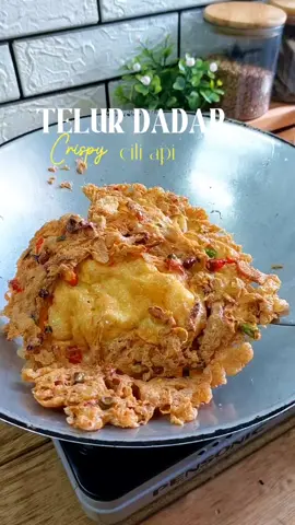 Assalamualaikum semua malam ni masak apa mama masak simple je telur dadar makan dengan sambal, terung rebus dan bendi mama pernah share cara mama buat telur dadar ni..kali ni mama letak cili api,itu jela bezanya.. kalau nak telur dadar lebih crispy dan sedap,goreng sebiji sebiji...macam mama ni  dah malas,goreng je dua biji terus 🤭🤭 ----------------- #telurdadarcrispy  #telurdadar  #menusimple  #masakanrumahan  #resepimudah  #Foodie  #eggrecipe  @samsulkhairmohdayop  #CapCut 