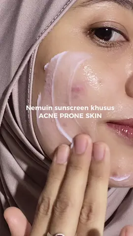 Akhirnya @Wardah Beauty Official ngeluarin sunscreen yg cocok untuk acne prone skin! Ga buat sumuk. Jujur dikulitku yg super rewel ini nyaman pakai sunscreen ini karna ringan! #Sunscreen #AcneProne 