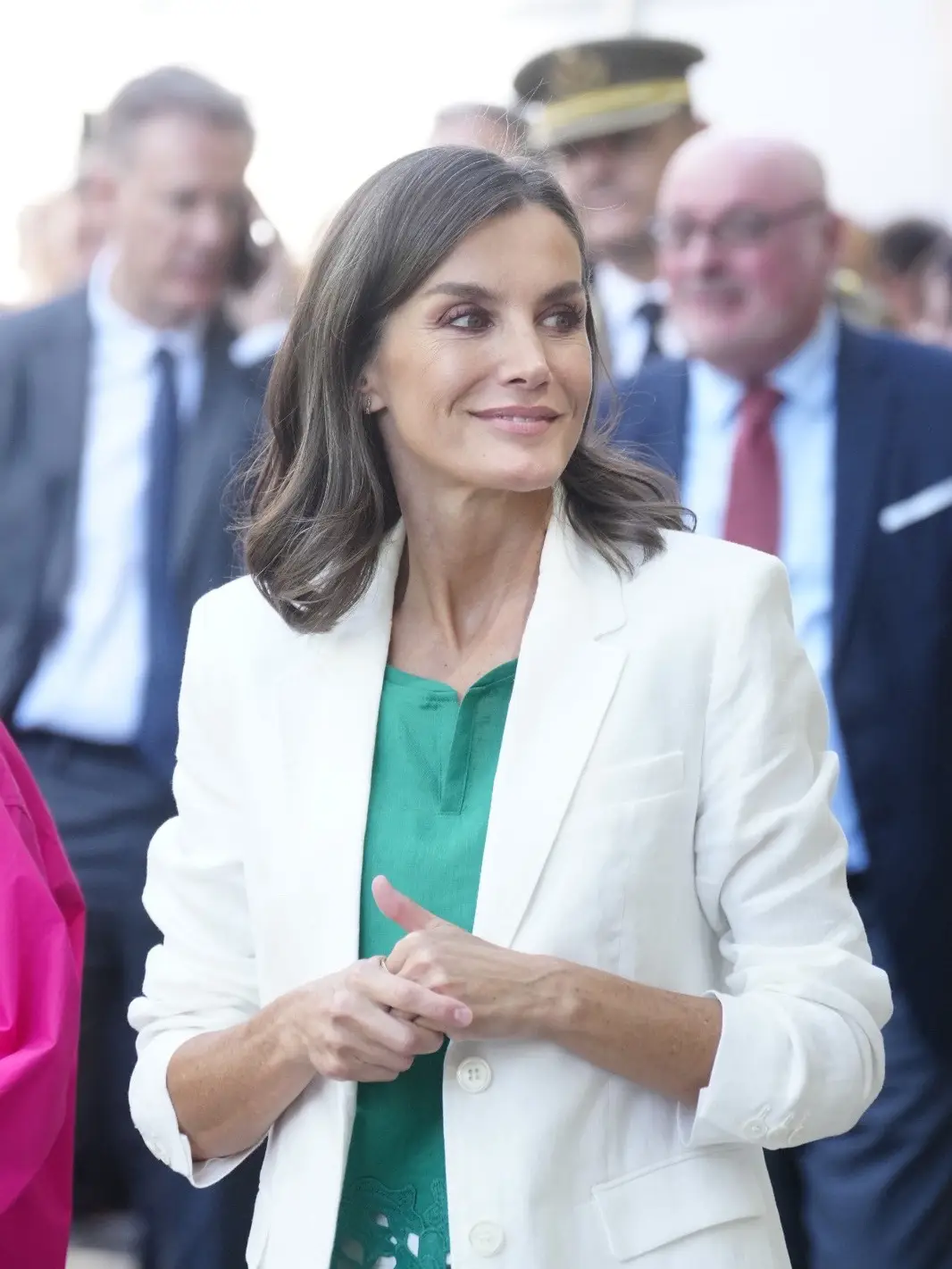 La #reinaLetizia inaugura la 83º edición de la #FeriadelLibro con un look casual en blanco, compuesto por chaqueta y pantalón y top verde troquelado en la parte baja. #doñaletizia #realeza #royal 