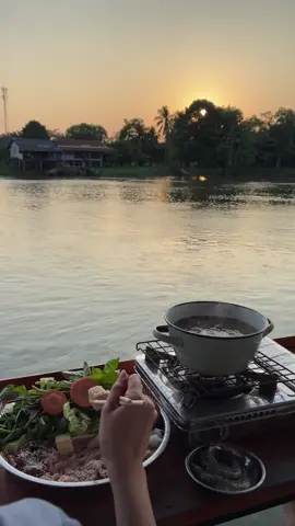 ชาบูกับบรรยากาศดีๆ ริมแม่น้ำตาปี #สุราษฎร์ธานี #suratthani #thailand ##ท่าข้ามพุนพิน#ท่าข้าม #พุนพิน #พุนพินสุราษฏร์ #ชาบู #แม่น้ําตาปี #dinner #sunset #sunsetview #shabu #thaifood 