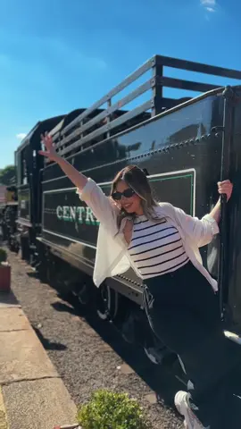 Já pensou que delícia fazer um passeio de trem em Minas Gerais open bar e open Food? 🚂❤️😍 Embarquei nessa experiência mineira com o @carrorestaurante e contei todos os detalhes no vídeo! Para mais informações e reservas acesse o site: https://tremdasaguasreservas.com.br/sao-lourenco Na rede vizinha: @carrorestaurante @tremdasaguas #tremdasaguas #saolourencomg #minasgerais #carrorestaurante #saolourenco #minasgerais 