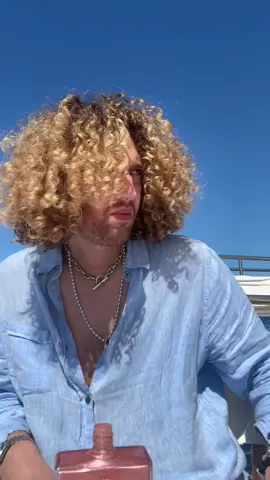 Explication ⬇️ J’ai vu apparaître cette drôle d’idée disant que les huiles végétales cuiraient les cheveux sur la tête à cause de la chaleur du soleil. Je te le dis tout de suite : c’est un de ces mythes capillaires qui fait le tour de la toile ! Explications tout de suite. Cette idée est dérivée de celle que les huiles (surtout celles qui seraient photosensibilisantes) brûlent la peau au soleil. C’est en fait un dérivé des excès des années 70 où on allait bronzer en se tartinant de graisse à traire ou de monoï. L’un comme l’autre n’ayant pas ou peu de filtre UV (comme les crèmes solaires), c’était le coup de soleil assuré. On a alors associé « gras » ou « huile » à coup de soleil, alors que c’était l’exposition prolongé de la peau au soleil qui donnait le coup de soleil, pas les produits appliqués dessus. Une autre image s’y est depuis associée : celle de la poêle à frire. Alors, pourquoi ne se produit-il pas la même chose sur ta tête ? Tout simplement parce qu’il y a une différence énorme de température. Laisse moi te rappeler que le point de fumée d’une huile c’est a dire lorsqu’elle est capable de bruler le cheveux dépasse les 200°C, on est bien loin des 50°C à Dubai en plein mois d’aout. Et encore une fois, si il faisait 100 degrés sur ta tête, ce n’est pas pour l’état de tes cheveux qu’il faudrait t’inquiéter 😝 @Shana 🪩  #conseilcheveux #soinscheveux #cheveux 