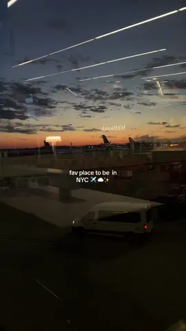 Ready for take off ✈️🌅✨ #nyc #sunrise #laguardia #traveltiktok #morningtravels #fyp 