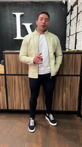 Enfrentando o inverno com estilo e conforto. Escolher a jaqueta certa faz toda a diferença quando o frio chega. ✅ Peças disponíveis no site  #jaqueta #inverno #estilomasculino #modamasculina #tendencia #lookmasculino #post #elegancia #viralizou