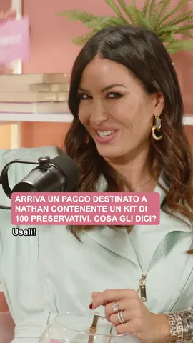 “Arriva un pacco destinato a Nathan contenente un kit di 100 preservativi. Cosa gli dici?”👀 @Elisabetta Gregoraci 💖 Prod. @dopcastitaly Recupera la puntata al link in bio 🎧
