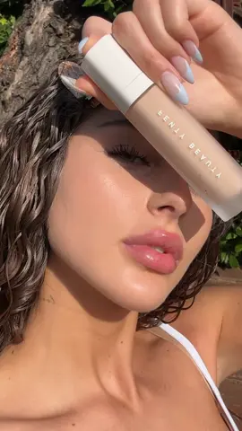 Il nuovissimo Soft’Lit Naturally Luminous Longwear Foundation di @Fenty Beauty è finalmente disponibile da @Sephora Italia 💌 Lo sto amando! Dona un effetto radioso e luminoso sulla pelle ma naturale! È inoltre disponibile in 50 shades :) Io sto indossando la numero 185 ✨✨✨ Ad