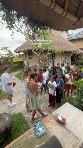 Une belle expérience 🥺🥺 Les élèves devaient nous donner des noms de fruits en anlais en échange de gateaux, livres et bonbons 🙏🏼 #ecoles #indonesia #indonesianschool #childrens 