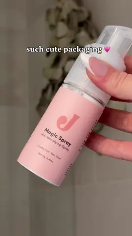 Who got their hands on the spray?? What do we think?? It’s AMAZING right?! Not only efficient but soooo satisfying 😍💗 #faceshaving #dermaplaning 