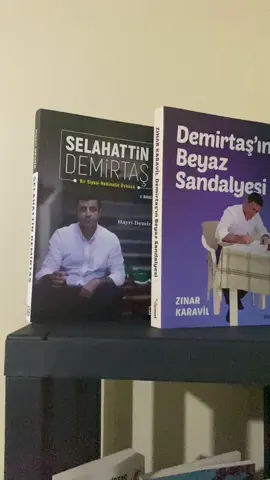 Dayan kitap ile ✌️#hdpdemirtaş @Selahattin Demirtaş 