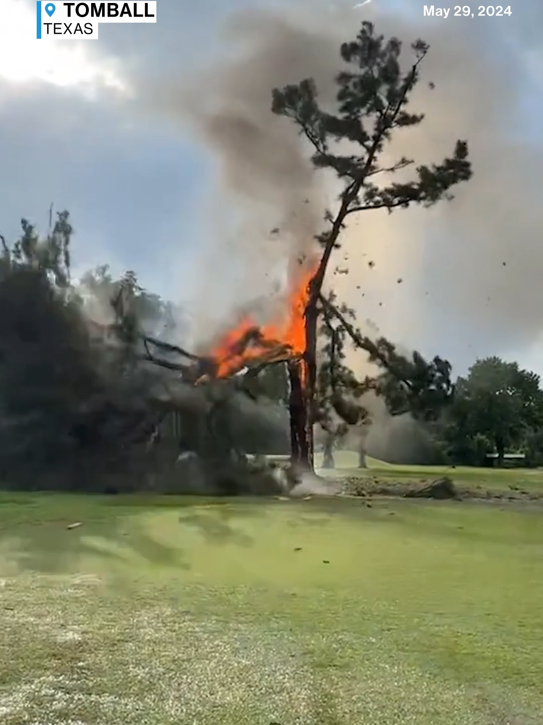 A tree caught fire, set ablaze, and fell apart on a Texas golf course after being hit by a lightning strike as a storm passed through. #storm #weather #news #abcnews