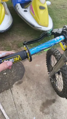 Replying to @Cameron Murray  got me that grip glue #dirtbike #mechanic #2stroke #yz125 #rm125 #suzuki #fyp #rebuild 