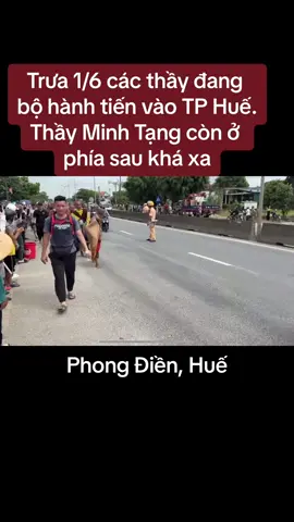 Trưa 1/6 các thầy đang bộ hành tiến vào TP Huế. Thầy Minh Tạng còn ở phía sau khá xa #minhtue #thichminhtue #thầyminhtue #xuhuong #thầyminhtuemoinhat 
